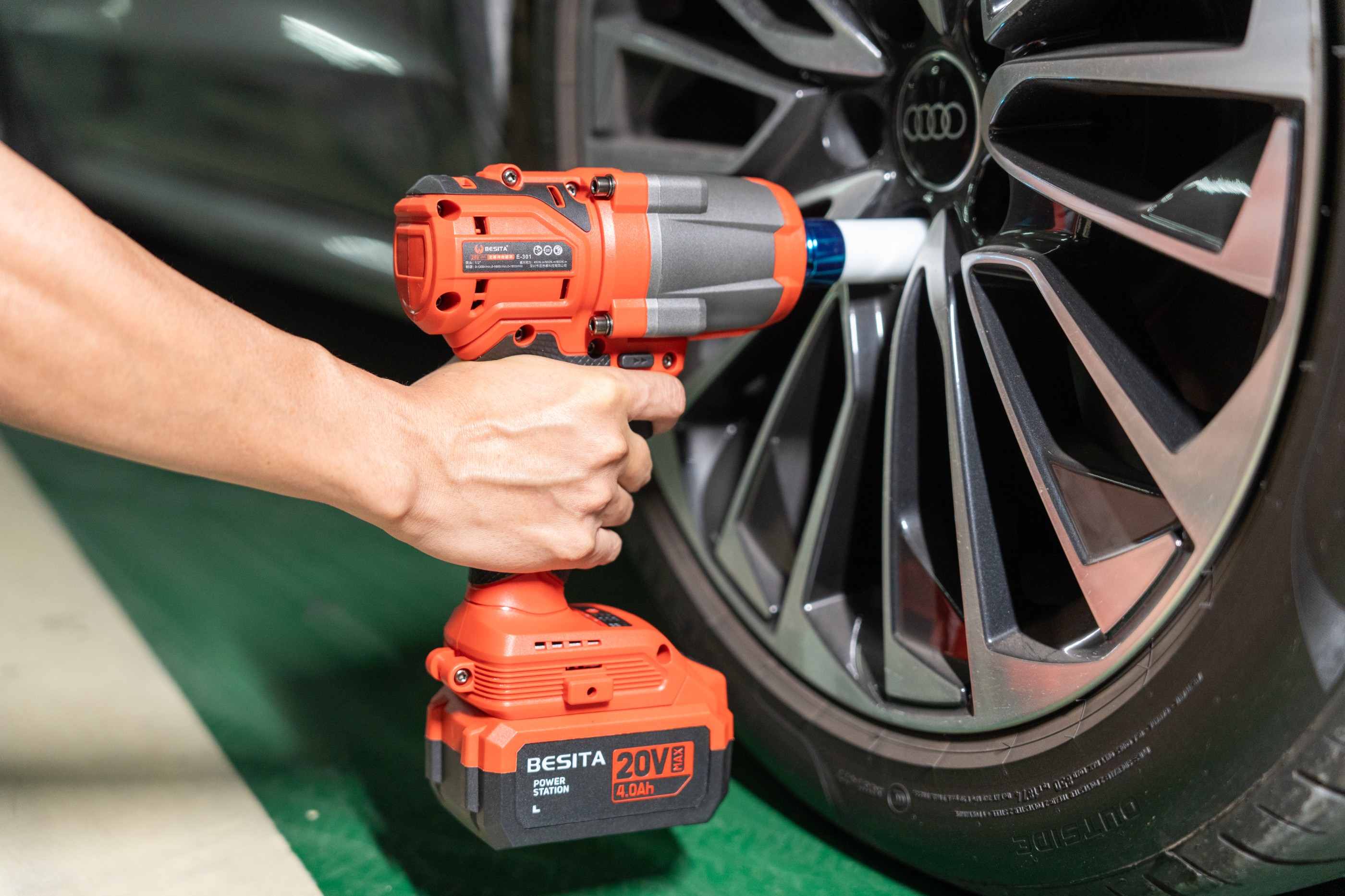 E-301-20V无刷锂电冲击扳手（450-600 -850 NM)4.0AH两电一充