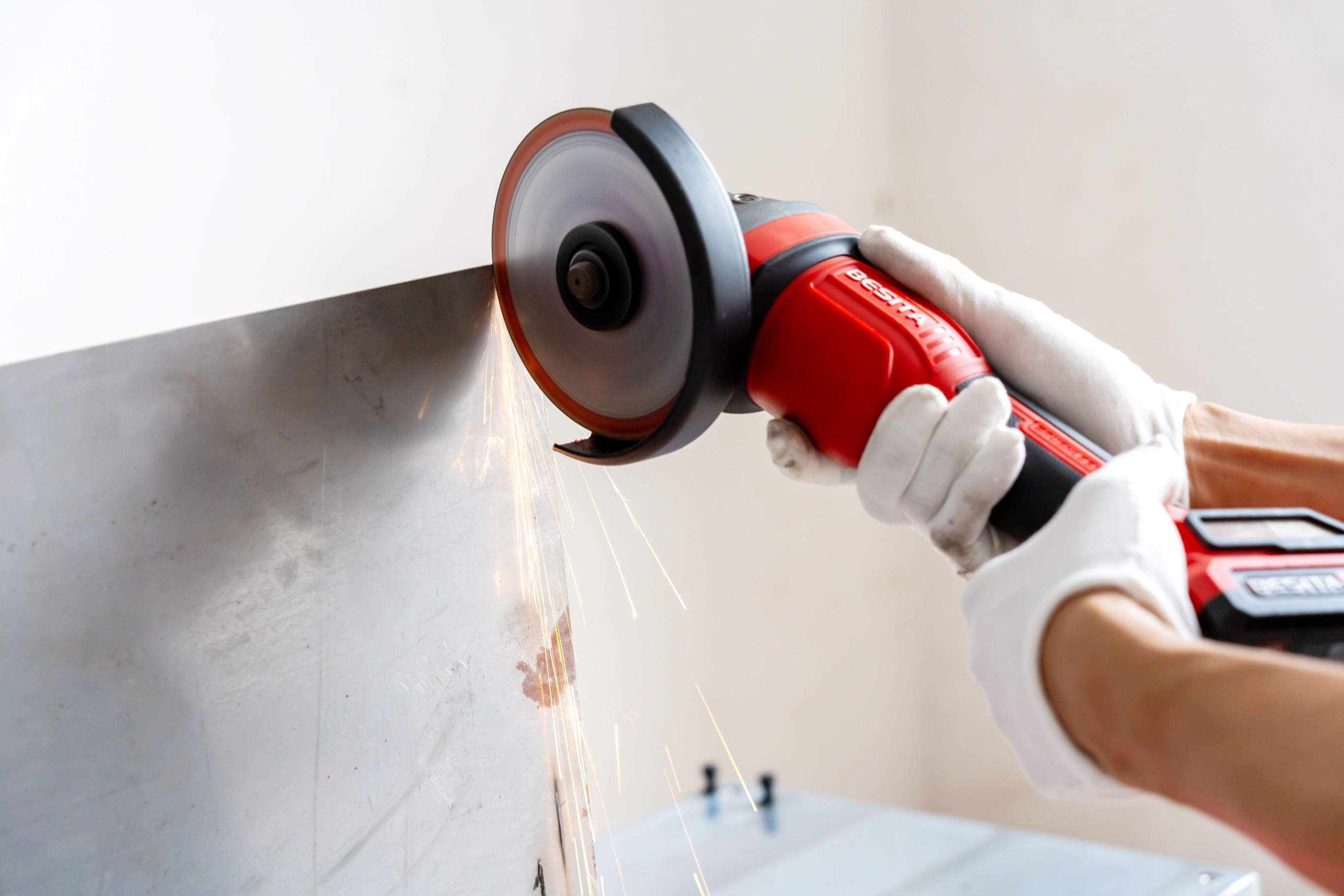 E-601-20V无刷锂电角磨  4.0AH两电一充