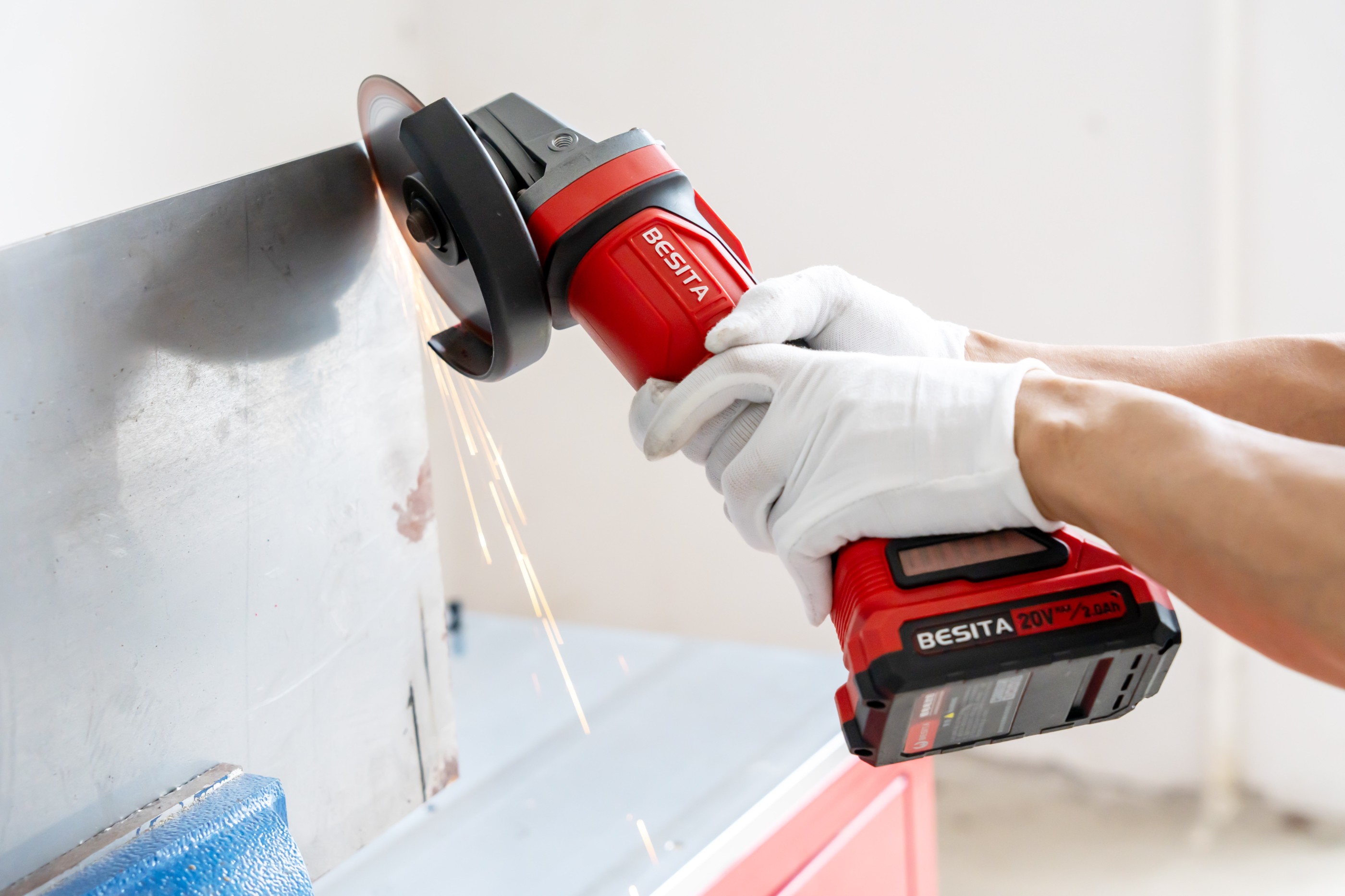 E-601-20V无刷锂电角磨  4.0AH两电一充